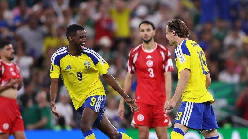 Alexander Isak ghi bàn cho ĐT Thụy Điển