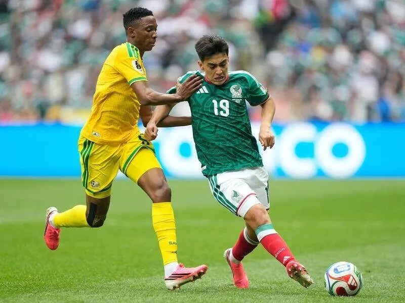 Gilberto Mora lập cột mốc lịch sử Mexico